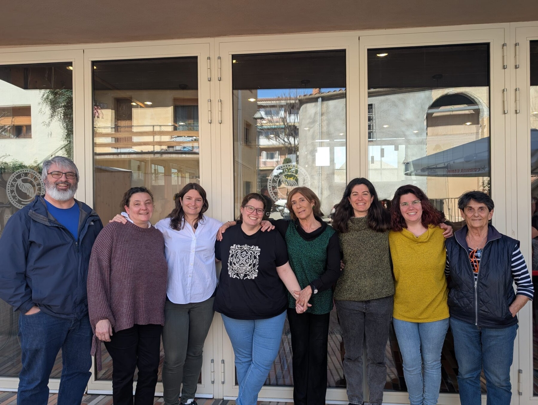 Els membres de la nova junta del Casal d’Alella (d’esquerra a dreta): Xavier Prats i Castellví, Irene Duran i Salvans, Anna Alfaro i Lucas, Helena Martínez i Llorente, Montse Comas i Valls, Andrea Navarro i López, Marta Oliva i López i Núria Cornudella i Soler. No va poder assistir, Adrià Iglesias i Martínez