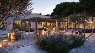 Exterior Celler Marfil. A la dreta, els dipòsits de vi