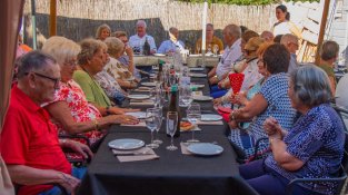 La taula amb amics de Nicolàs Covisa, ahir al vespre, a la Magrana