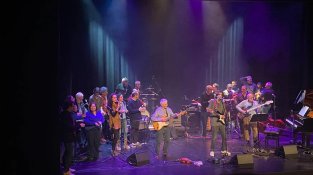 Perich, al final del concert, acompanyat de tots els músics que hi van participar