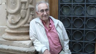 Salvador Artés, a finals de 2006, a la porta de l'església de Sant Feliu. Sempre va ser un gran col·laborador de la parròquia.