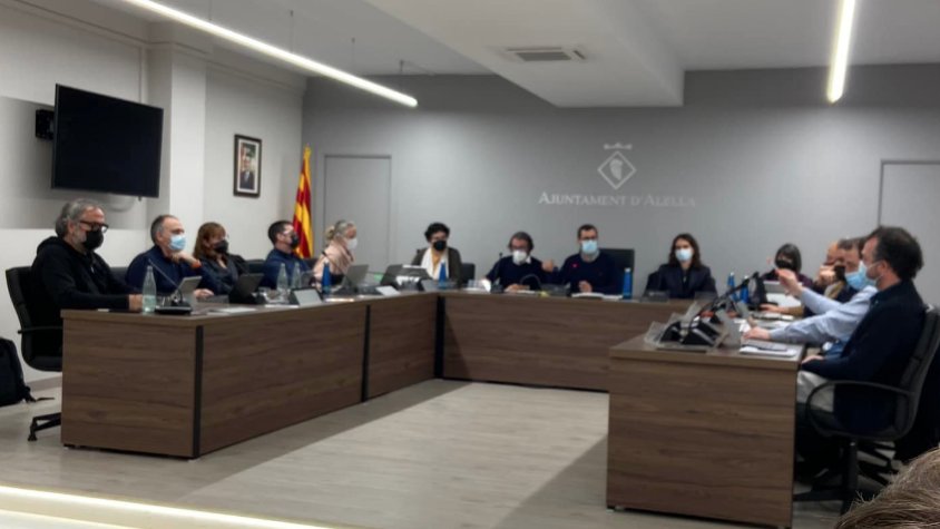 El col·lectiu Salvem Alella protesta al Ple de l'ajuntament