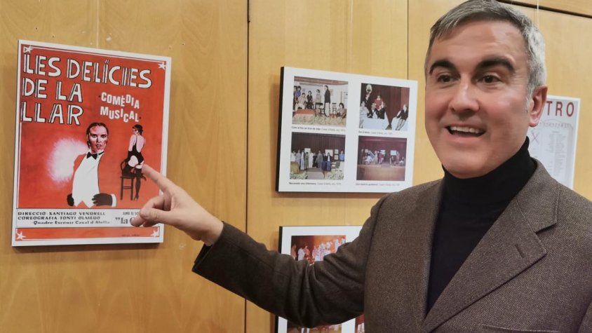 Un entusiasta Joan Josep Ramos assenyala el cartell de “Les delícies de la llar”, una obra que va trencar motlles en el seu dia