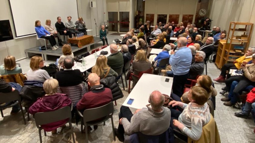 El Casal, ple de gom a gom per parlar dels cafès de dalt i de baix