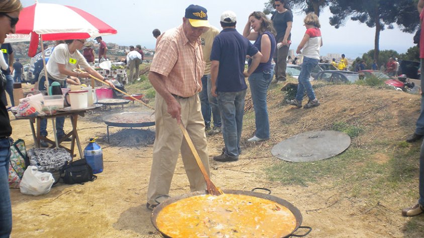 En Martí preparant l'arròs de la revista Alella a una edició de l'Aplec de l'Arròs