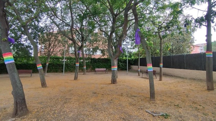 La Tribu Feminista rebateja la placeta dels nens amb el nom de Bosc de les diversitats