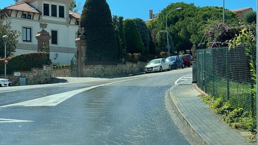 Les fuites d'aigua constants a la zona de l'Eixample no contribueixen a la reducció en el comsum d'aigua per persona i dia