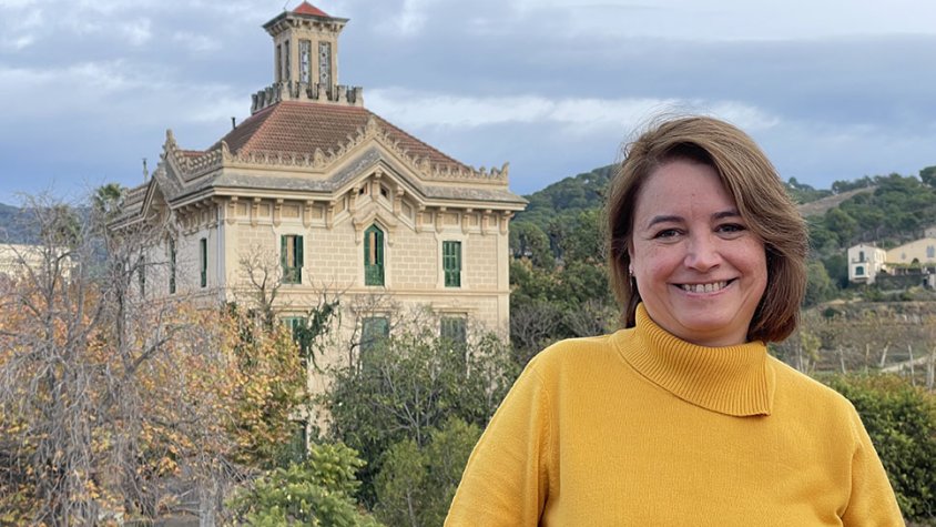 Montse Gismero amb Can Bertran de fons