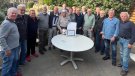Ex jugadors del CF Alella homenatgen Joaquim Suñé, qui va ser el seu entrenador a la joventut