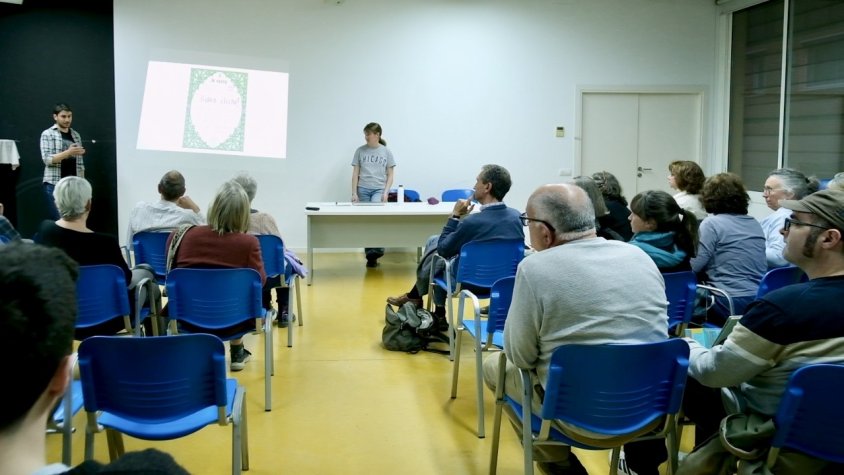 Una cinquantena de persones es van atansar divendres 12 d'abril al centre cívic Els Vienesos, a tocar del carrer Guilleries, per assistir a la xerrada que el grup Salvem la Miralda havia organitzat.
