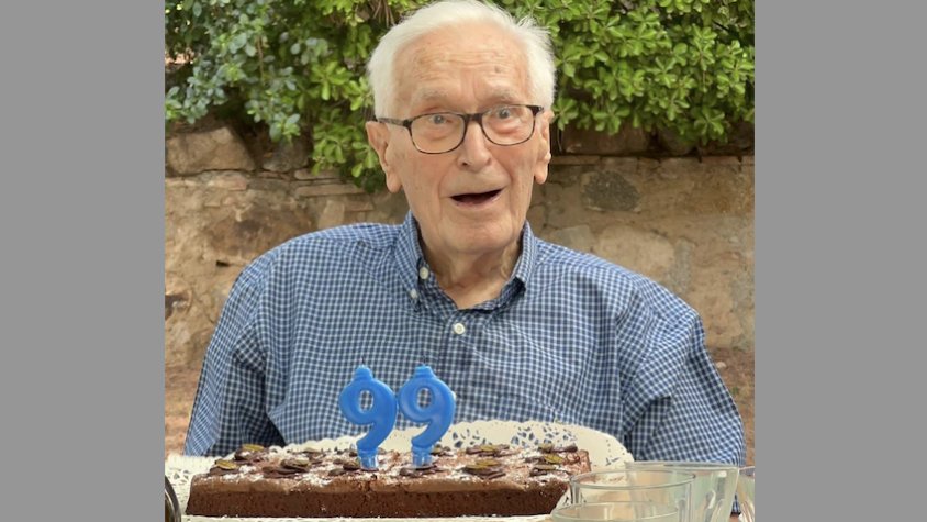 A la fotografia, Joan Manuel Bofill celebrant el seu 99è aniversari