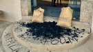 Porten carbó a la porta de l'Ajuntament d'Alella