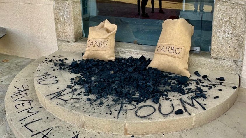 Carbó a la porta de l'ajuntament.