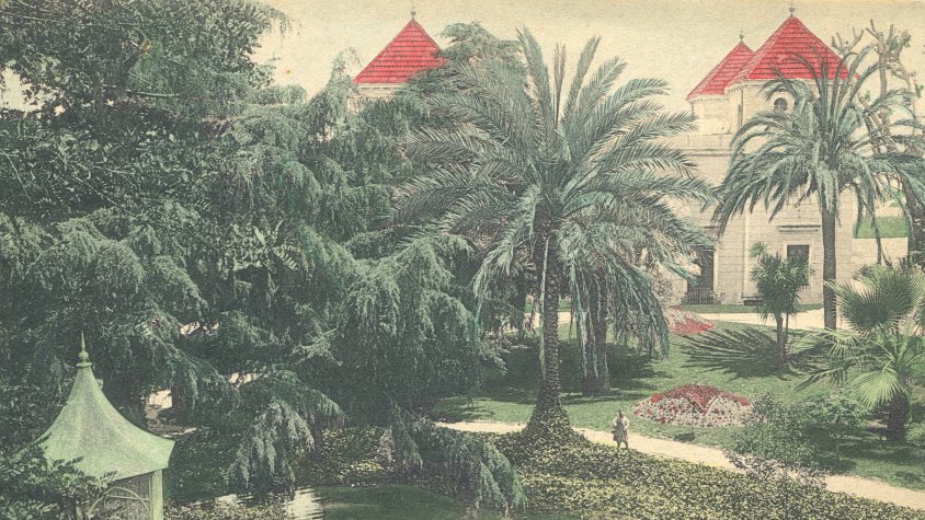 Fotografia acolorida del jardí amb les Quatre Torres al fons.