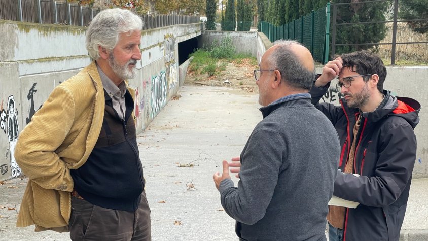 Josep Maria Mallarach, al pou sorrenc de la riera, conversant amb Ramon Ruiz i Jordi Bes.