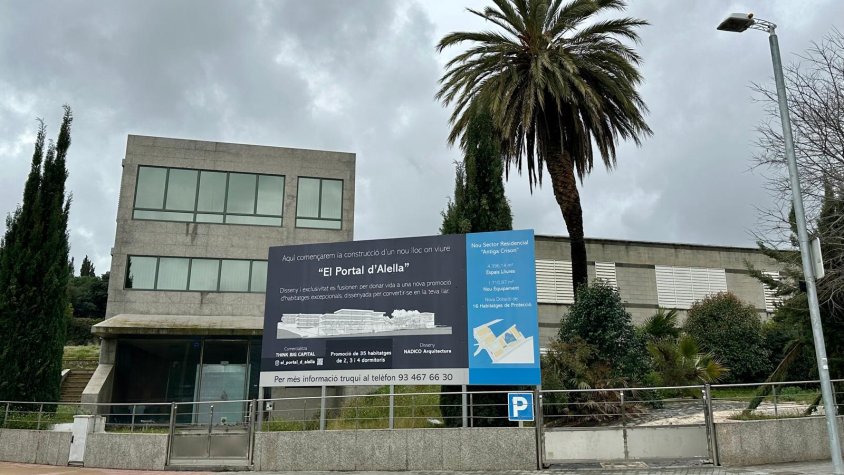 Un rètol anuncia una nova promoció immobiliària a la Crison