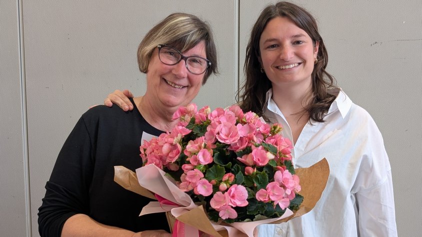 Les presidentes, Antònia de Gràcia i Anna Alfaro, somrients durant el moment de l’entrega del ram de flors en agraïment a la junta sortint.