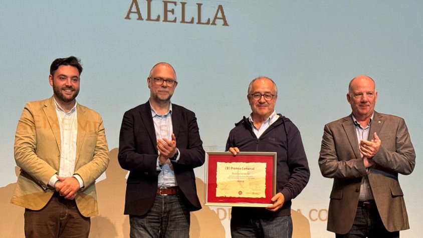 Ramon Ruiz Bruy, director de la revista Alella, en el moment de recollir el diploma.