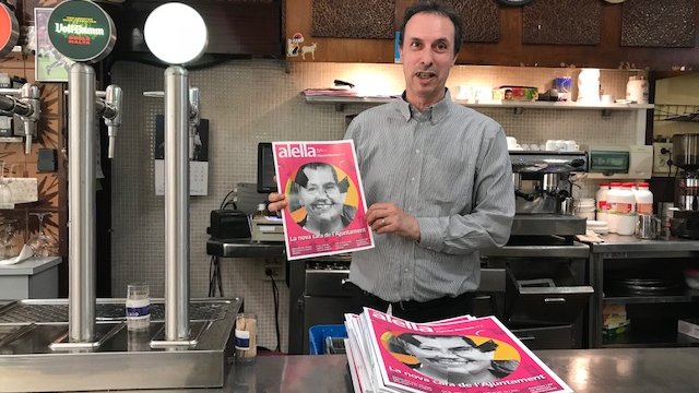Fixeu-vos que content que està en Pepe, del Cafè de Dalt, amb el seu exemplar de la revista