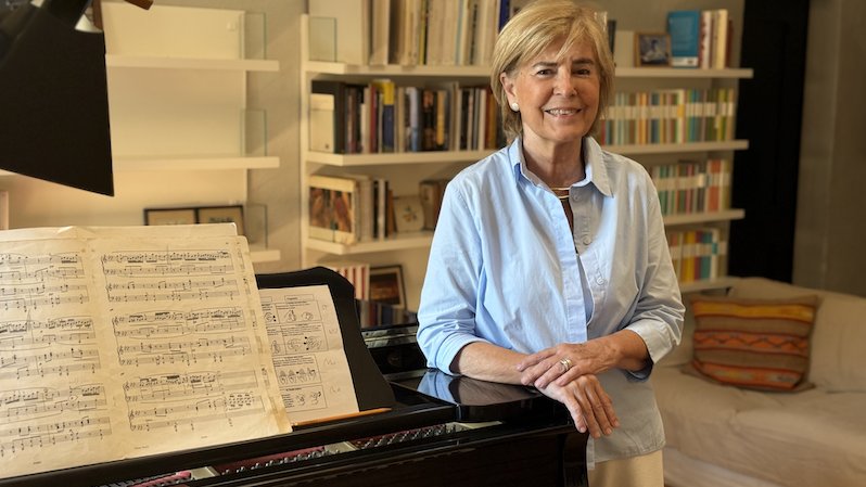 Judit Cuixart, al costat del piano, a casa seva