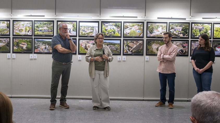 Grinyó i Albertí, durant l'exposició, acompanyats del fotògraf Marc Ciruela i la presidenta del Casal, Anna Alfaro