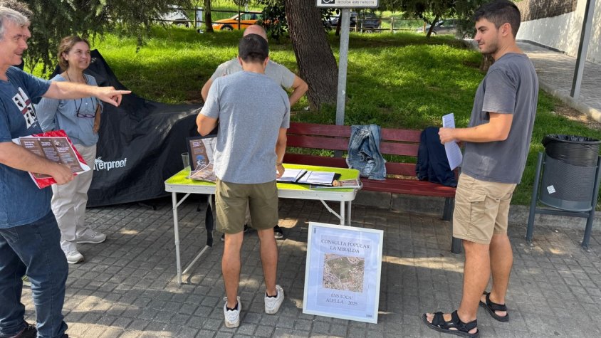 Recollida de signatures al carrer Àfrica.