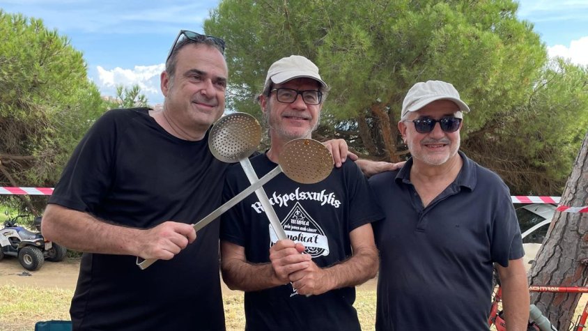 Els cuiners, junt al director de la revista Ramon Ruiz, tot just abans de servir l'arròs