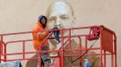 Comença el procés de pintura del mural dedicat a Ferrer i Guàrdia