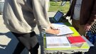 Els promotors de la consulta de la Miralda entreguen 843 signatures