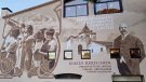El mural dedicat al pedagog Francesc Ferrer i Guàrdia ja llueix acabat a Alella