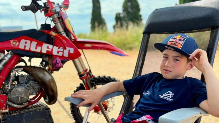 Àlex Gutiérrez descansant al costat de la seva Alfer. 
