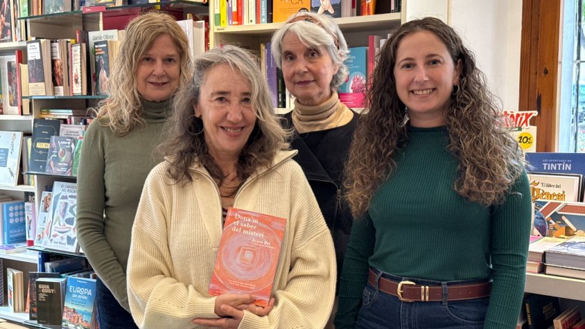 Joana Bel i Queralt Morros (en primer terme) amb Isabel Finat i Fina Llorca